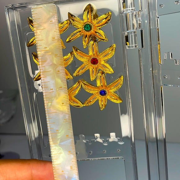 Trifari Starfish/ Flower shaped clip on earrings - Picture 5 of 7